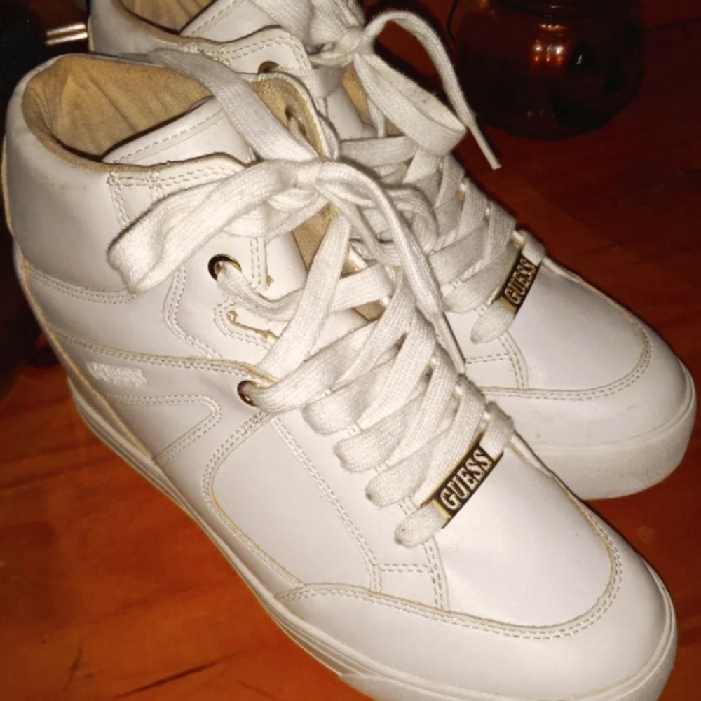 Size 9 Hightop Guess sneakers
